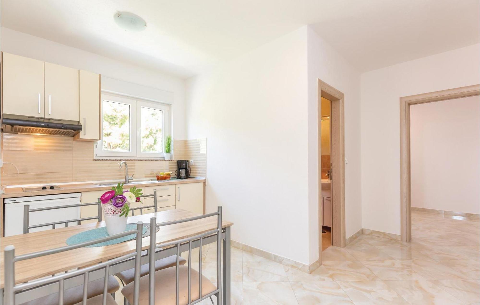 Awesome Apartment In Krvavica With Kitchen Extérieur photo